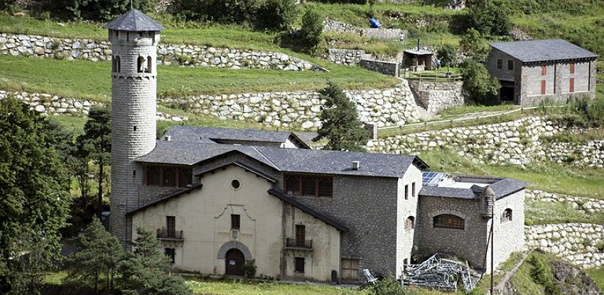 Rehabilitació i restauració Realitzem rehabilitacions de locals comercials, habitatges, façanes, masies, turisme rural, naus industrials, etc. Treballem la pedra per fer murs, habitatges, etc.
