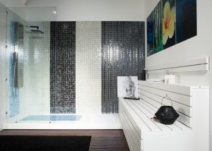 Revestiments per parets fàcils de netejar. El revestiment també és un complement de la casa que hem de tenir en compte. Revestir una paret té un avantatge principal que és la neteja, al contrari que les parets pintades el revestiment és fàcil de netejar. Sobretot en cuines i banys és usual posar-n'hi per aquest motiu, ja que són estances on el greix i la humitat hi és més present. Igual que amb els terres trobareu una extensa varietat en mides, colors, resistències, acabats i qualitats.