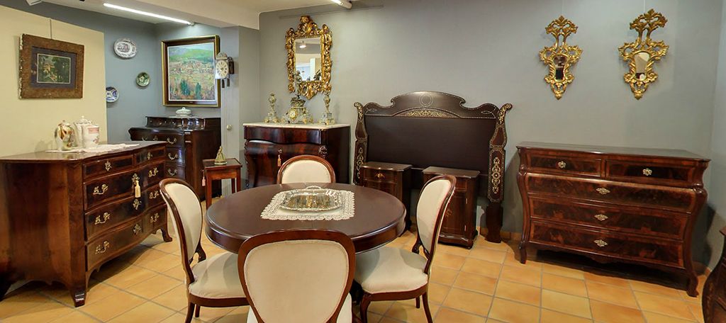 A la nostra fusteria ebenisteria artesana a Andorra es pot trobar des de moble antic ben restaurat fins a peces noves fetes amb fustes recuperades d’enderrocs.
